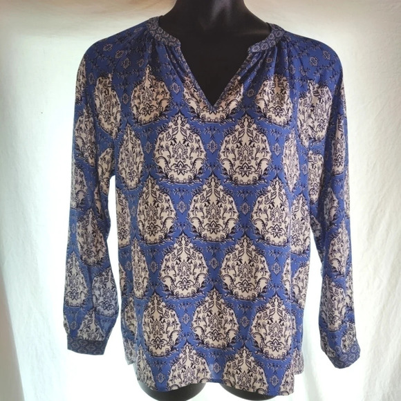 Rose & Olive Tops - pretty blue fancy print blouse EUC 💙